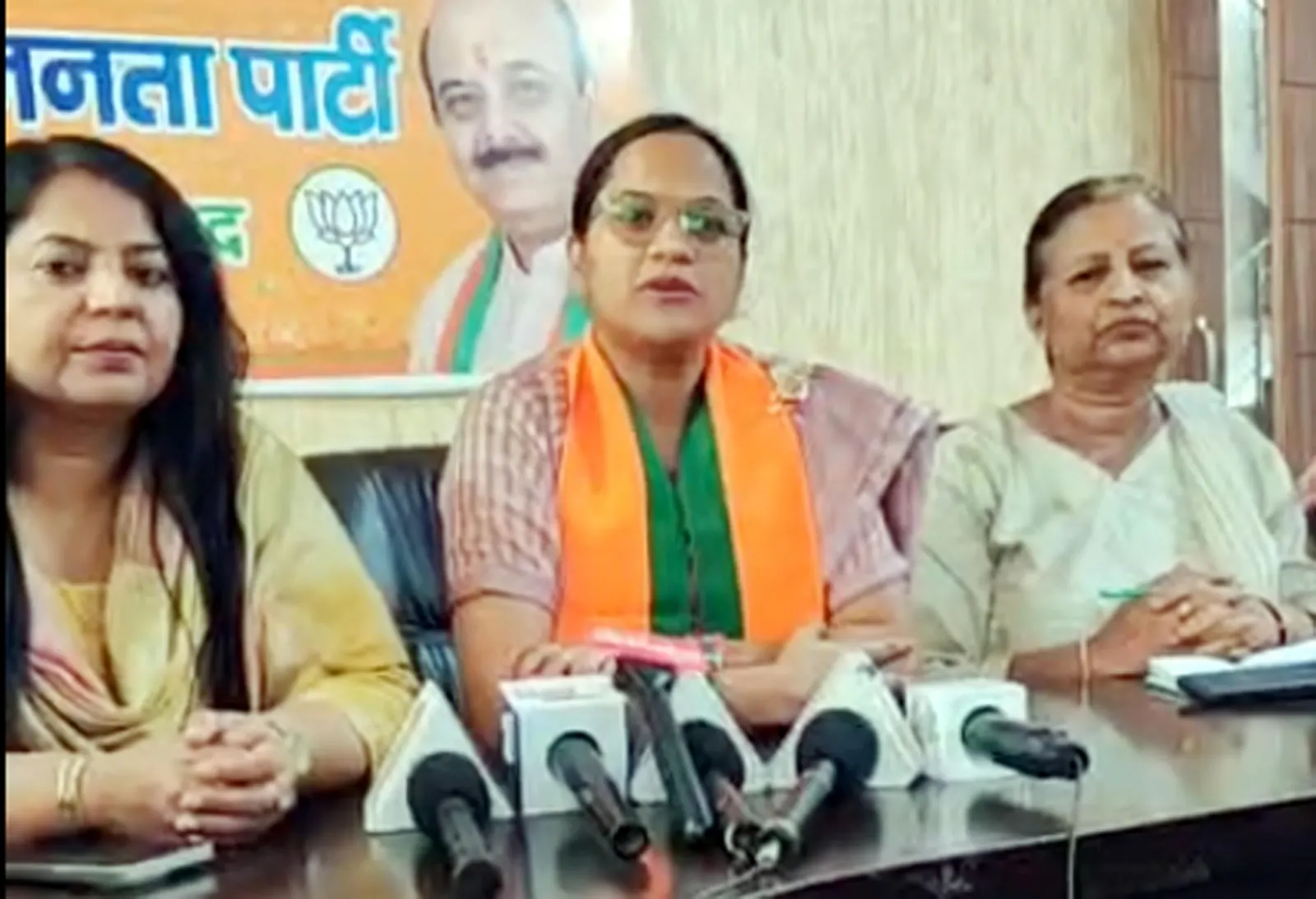 जींदफतेहाबाद: कांग्रेस ने हमेशा महिलाओं काे किया लज्जित, जनता देगी करारा जवाब : निताशा सिहाग: विधायक ने जनता दरबार लगाकर सुनी लोगों की समस्याएं