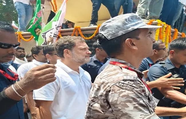 पटना में महात्मा गांधी की प्रतिमा पर माल्यार्पण के साथ राहुल गांधी की ‘वोटर अधिकार यात्रा’ शुरु
