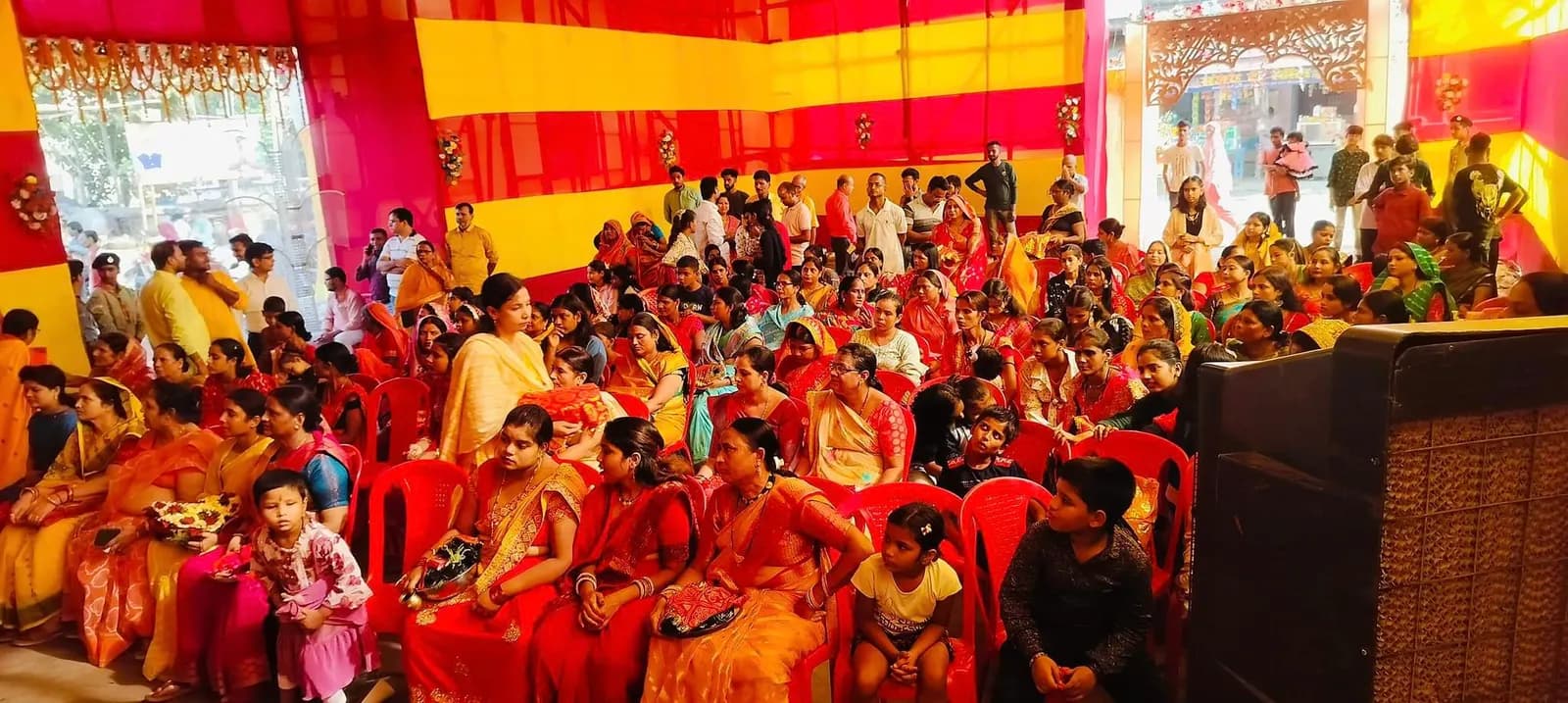 महानवमी पर पूजा पंडालों में उमड़ी श्रद्धालुओं की भीड़