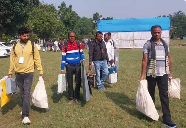 घाटशिला उपचुनाव: मतदान दल रवाना, निष्पक्ष और शांतिपूर्ण मतदान को लेकर प्रशासन अलर्ट