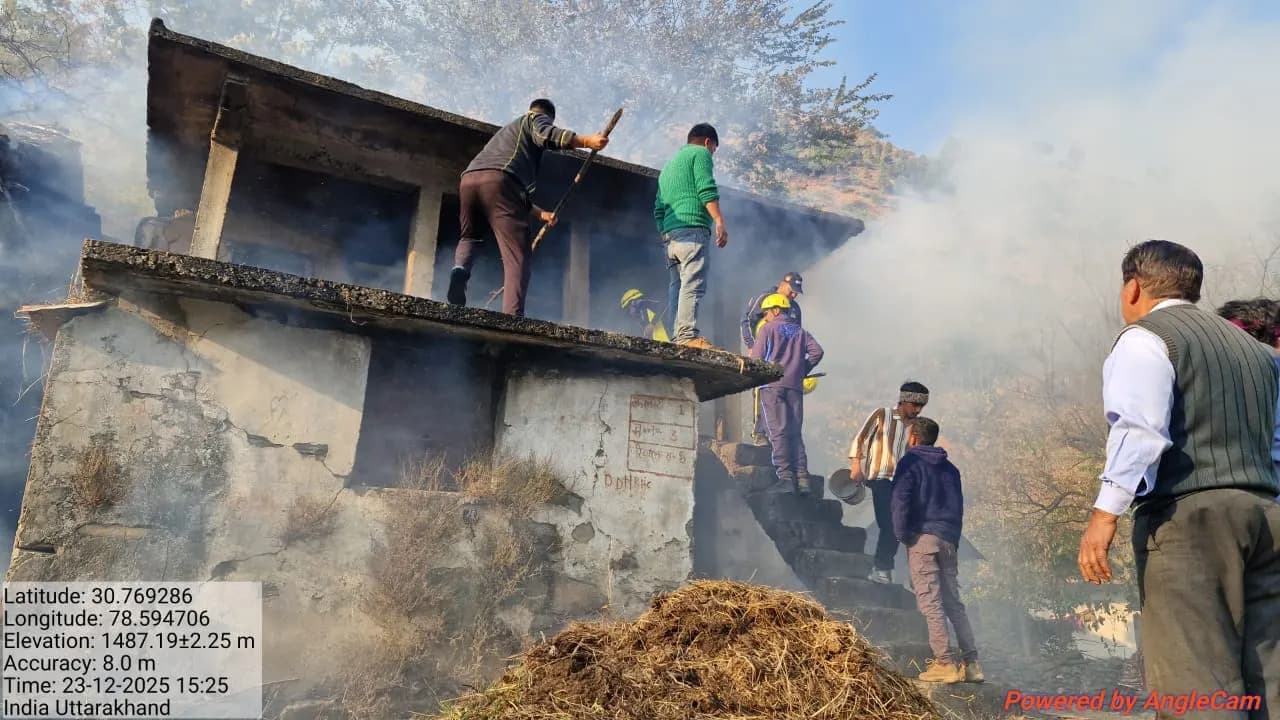 उत्तरकाशी : कुमाल्टी में दो आवासीय भवन आग से जलकर राख