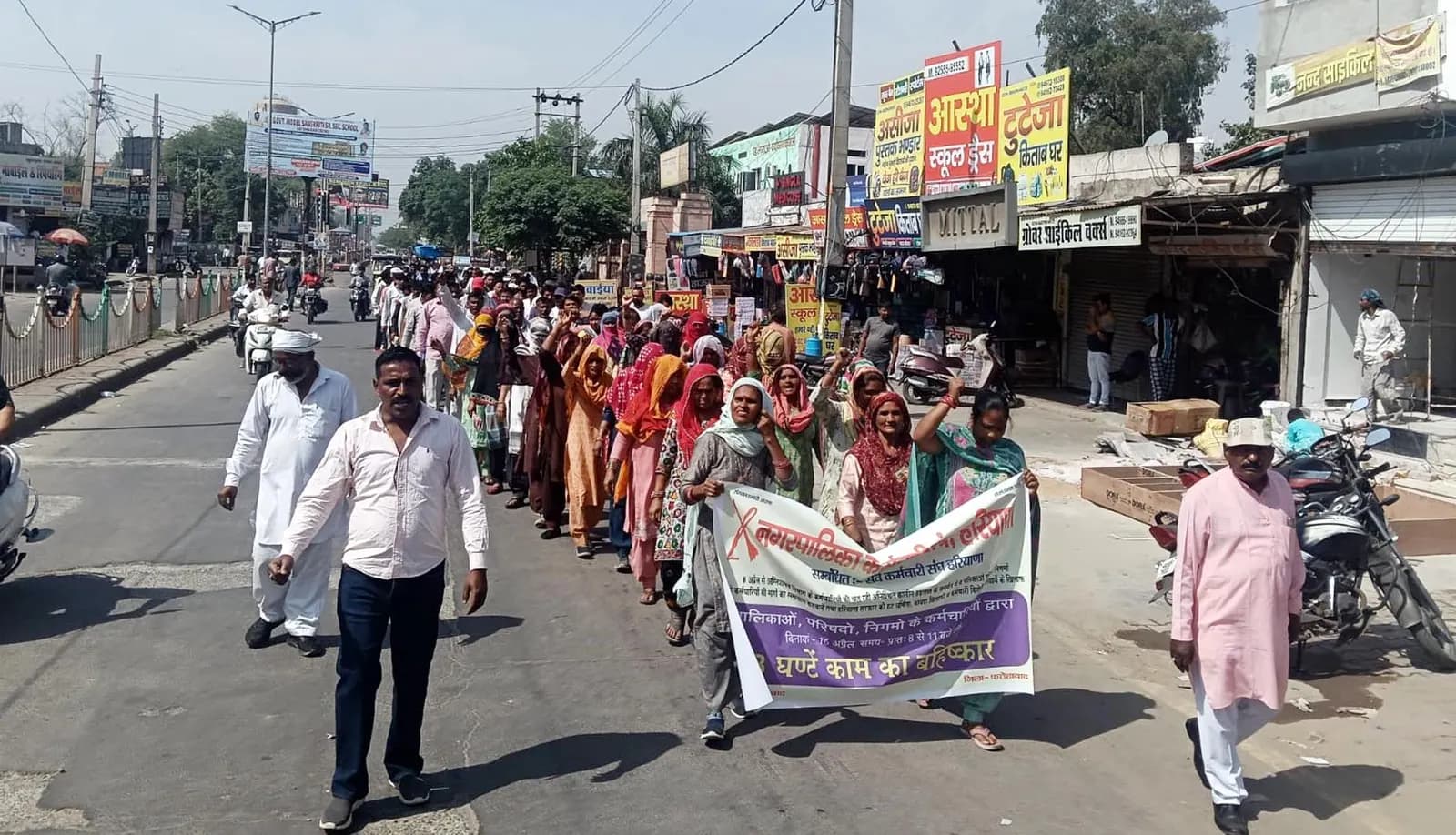 फतेहाबाद : सरकार के खिलाफ सडक़ों पर उतरे सैंकड़ों सफाई और फायर कर्मी
