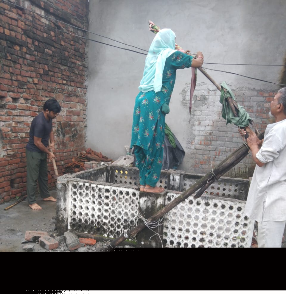 लैंड जिहाद : बुलडोजर चलने से पहले खुद हटाई अवैध मजार