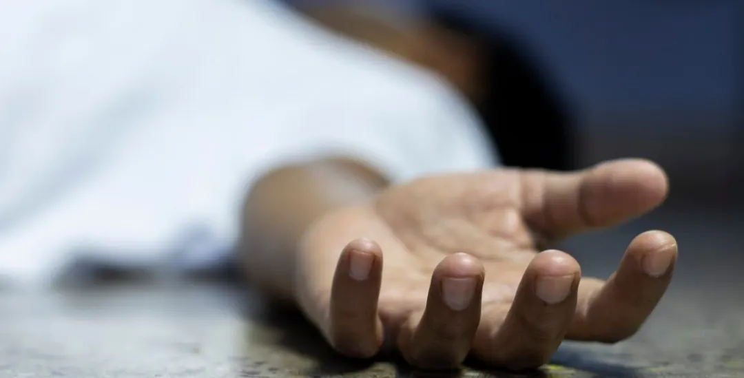 ट्रेलर-बाइक की टक्कर में दो युवकों की मौत, एक युवक गंभीर रूप से घायल