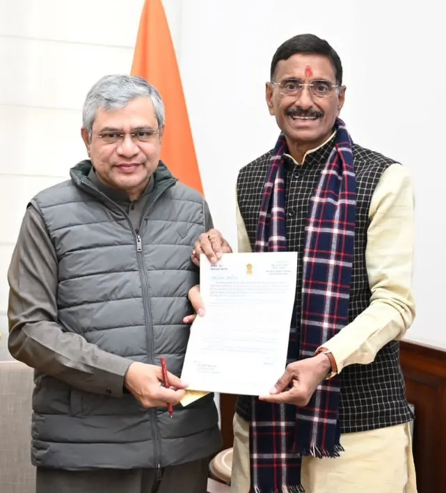 रेल मंत्री से मिले रक्षा राज्य मंत्री संजय सेठ