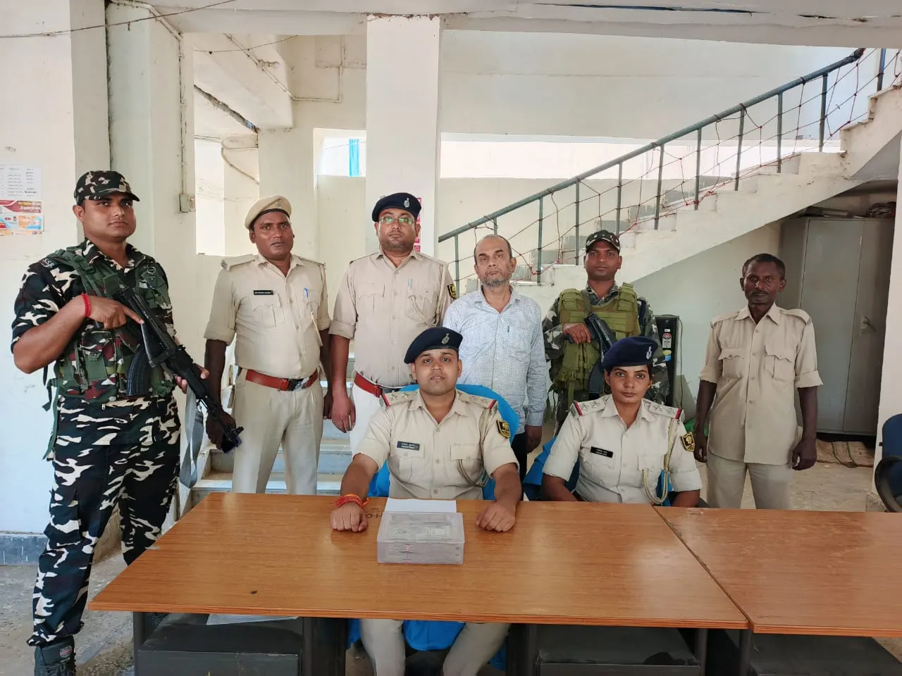 हुंडी कारोबारी के ठिकाने पर छापेमारी, 5.64 लाख भारतीय व नेपाली नोट बरामद