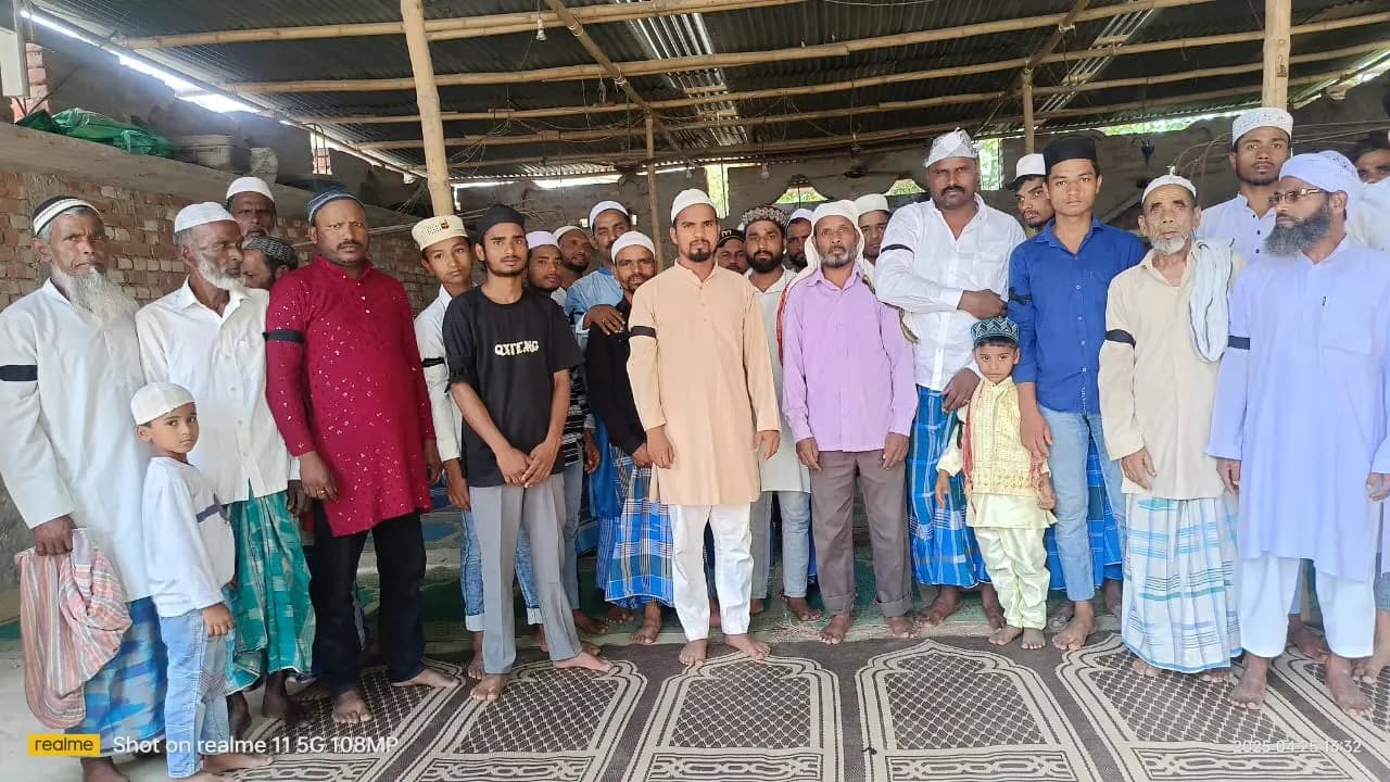 आतंकी हमले के खिलाफ काला बिल्ला लगाकर अदा की जुमे की नमाज
