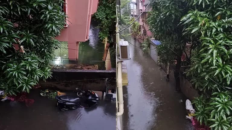 रातभर हुई मूसलधार बारिश से डूबा कोलकाता, विमान और सड़क यातायात पर असर