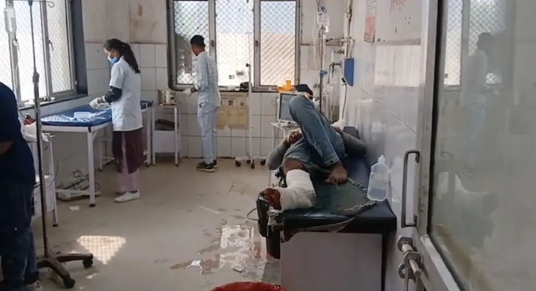 अमेठी : पुलिस वाहन और बाइक की भिड़ंत में युवक की माैत, दो घायल