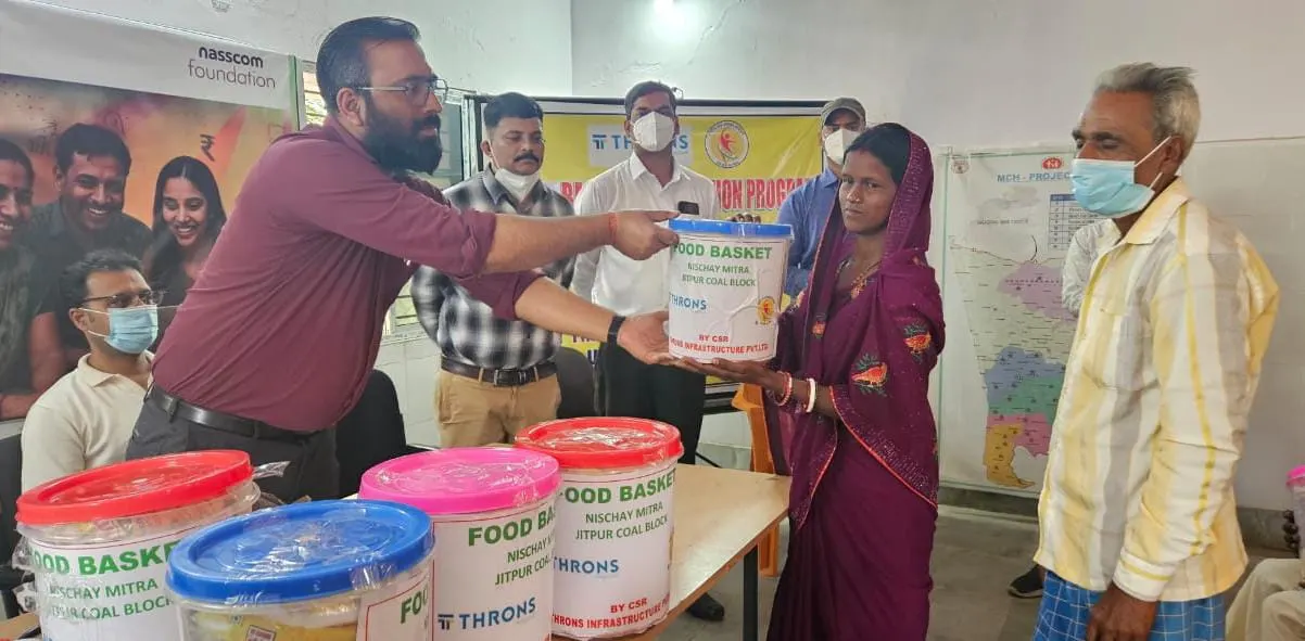गोड्डा के सुंदरपहाड़ी में टीबी रोगियों के बीच खाद्य सामग्री का वितरण