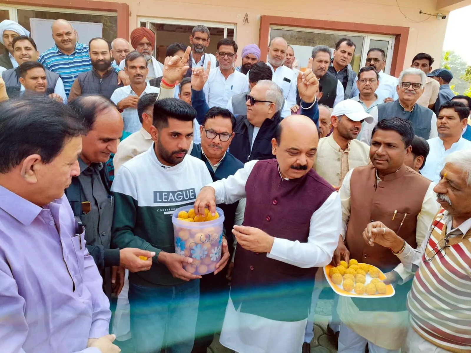 बिहार में एनडीए को मिली जीत का भाजपाइयों ने फतेहाबाद में मनाया जश्न