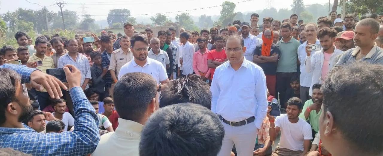 ट्रक ने बाइक सवार तीन लोगों को रौंदा, दादी-पोते की मौत, बेटा गंभीर