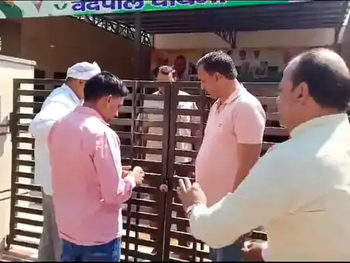 फरीदाबाद में कार्यालय सील होने पर भडक़े कांग्रेसी नेता