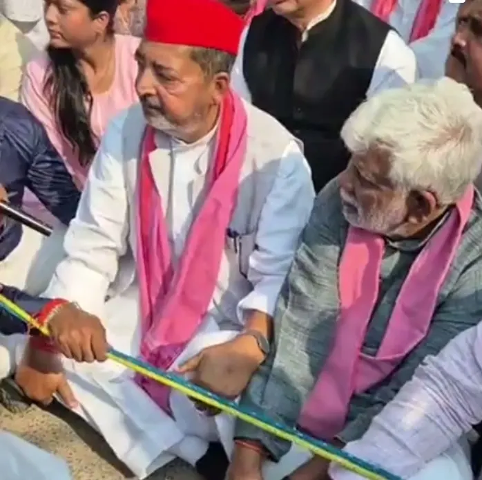 वाराणसी के दालमंडी जाने से रोके गए सांसद वीरेंद्र सिंह हुए नाराज, धरना पर बैठे