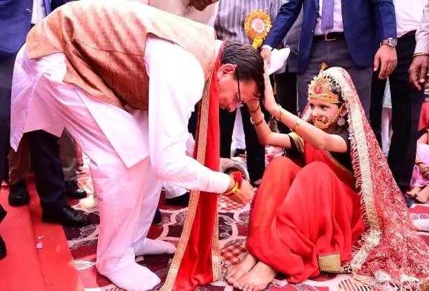 नवरात्र पर मुख्यमंत्री ने कन्या पूजन कर लिया आशीर्वाद