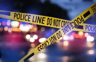 सड़क किनारे घायल मिला युवक, गाेली लगने की जांच कर रही पुलिस