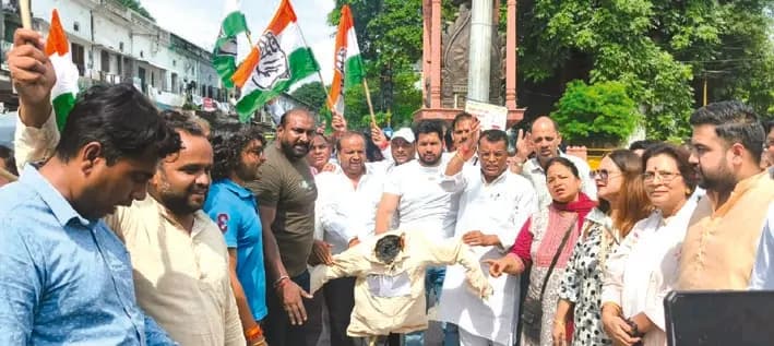बिगड़ती कानून व्यवस्था को लेकर कांग्रेस ने फूंका सरकार का पुतला