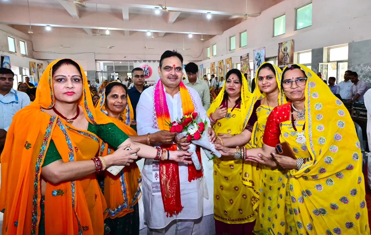 मुख्यमंत्री ने आदिवासी महिलाओं के साथ सुना प्रधानमंत्री का ’मन की बात’ कार्यक्रम