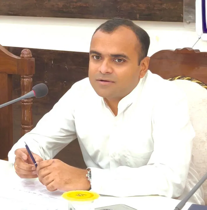 शासकीय कार्यों में लापरवाही बरतने पर डीएम ने तहसील कर्मी को किया निलंबित