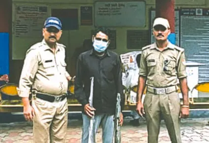 हथियार रखने का शौक पड़ा भारी, युवक गिरफ्तार
