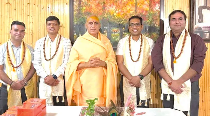 उज्जैन के आयुक्त व डीएम ने जूना पीठाधीश्वर सहित कई संताें से सिंहस्थ कुम्भ पर किया विमर्श
