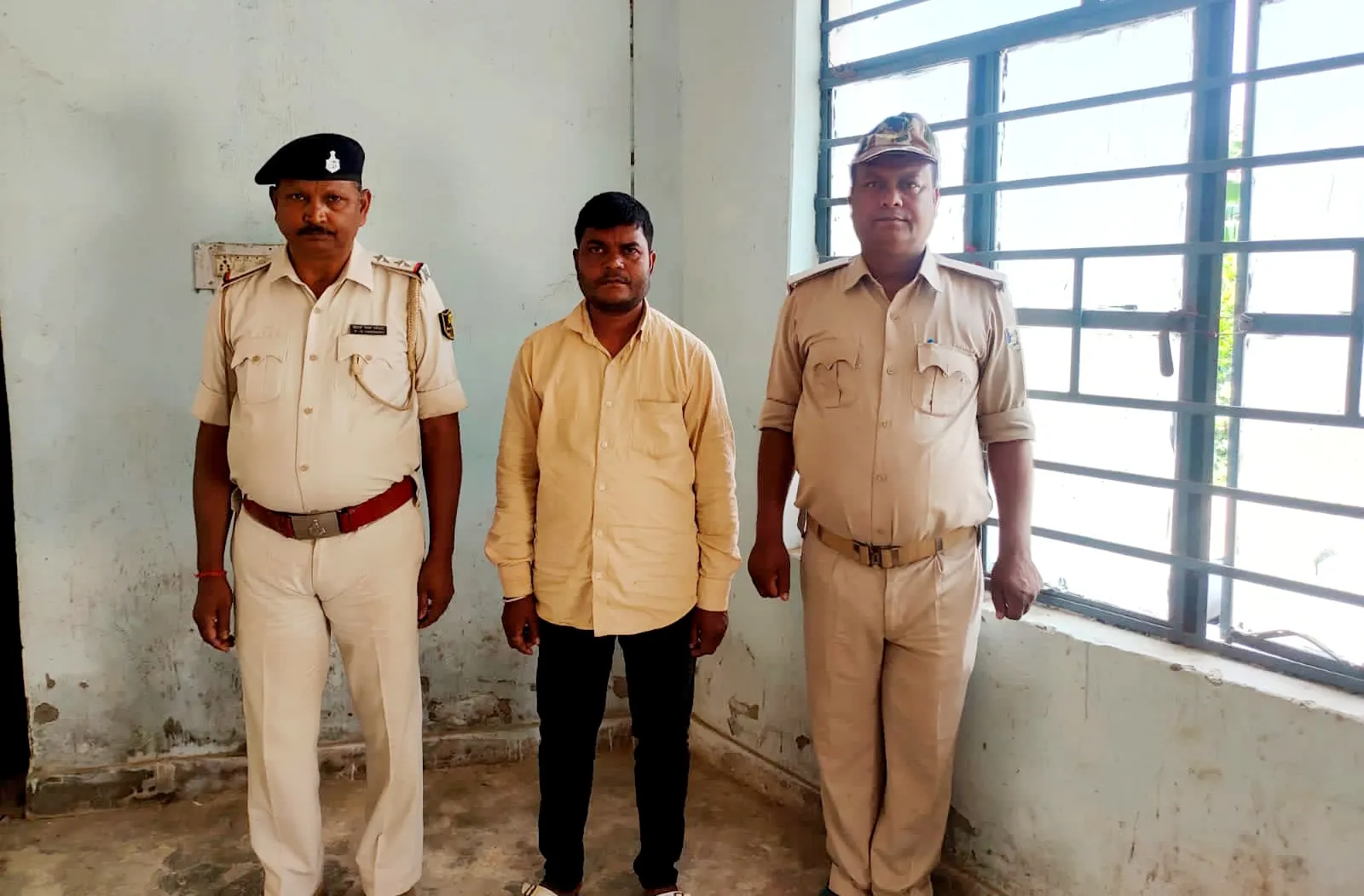 शराब पीकर स्कूल पहुंचे हेडमास्टर को पुलिस ने किया गिरफ्तार