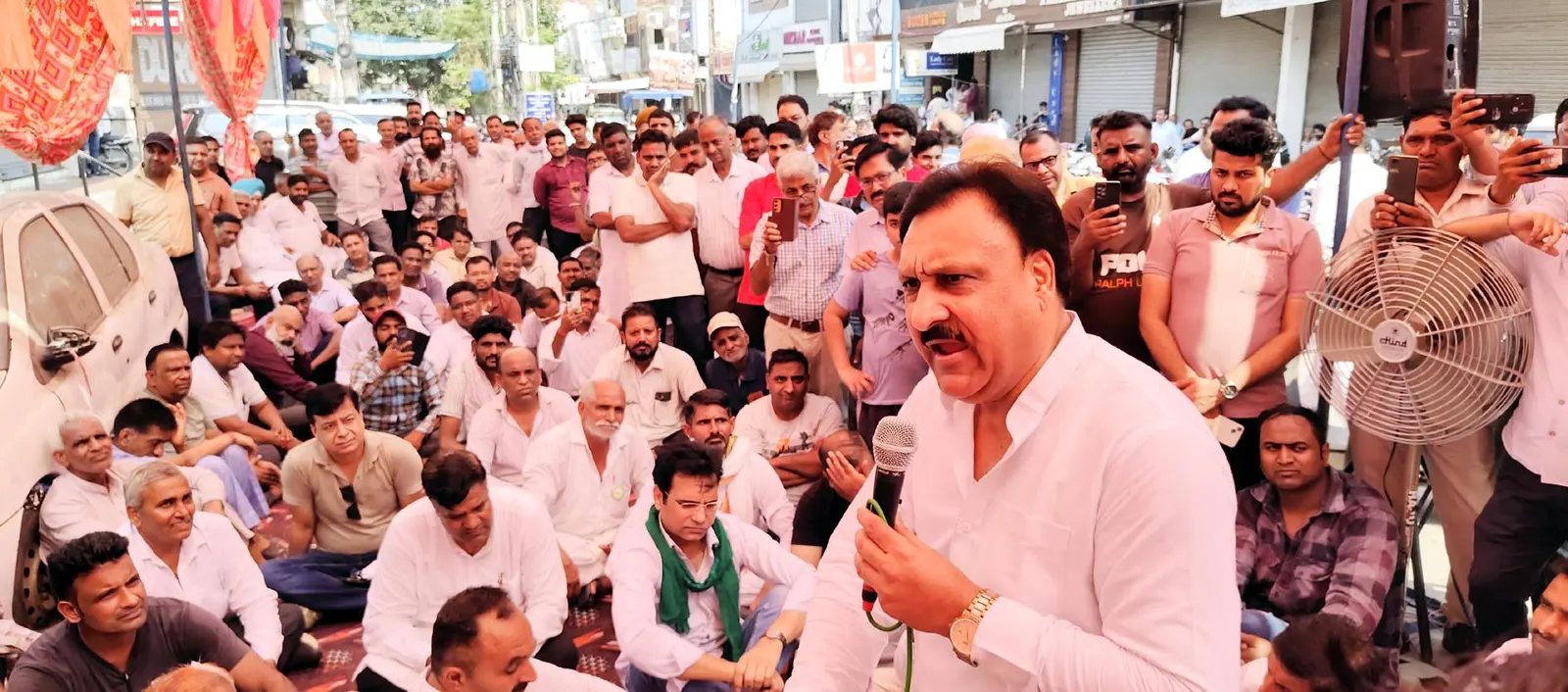 तोडफ़ोड़ के विरोध में बंद रहे टोहाना के बाजार, व्यापारियों ने अधिकारियों के खिलाफ की नारेबाजी