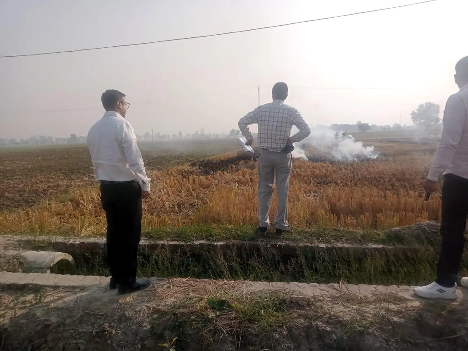 फतेहाबाद में पराली जलाने पर 21 किसानों की रेड लाइन एंट्री