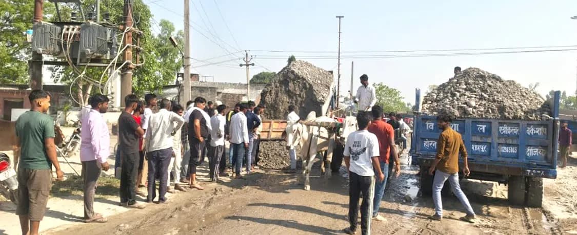 खनन वाहनों से टूटी सड़कें, गुस्साए ग्रामीण बोले, अब गांव से नहीं गुजरने देंगे ट्रॉली
