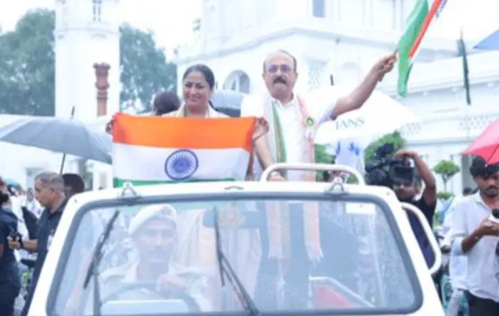 तिरंगा साइक्लोथॉन में दौड़ीं दिल्ली की लड़कियां, मुख्यमंत्री रेखा गुप्ता ने दिखाई हरी झंडी