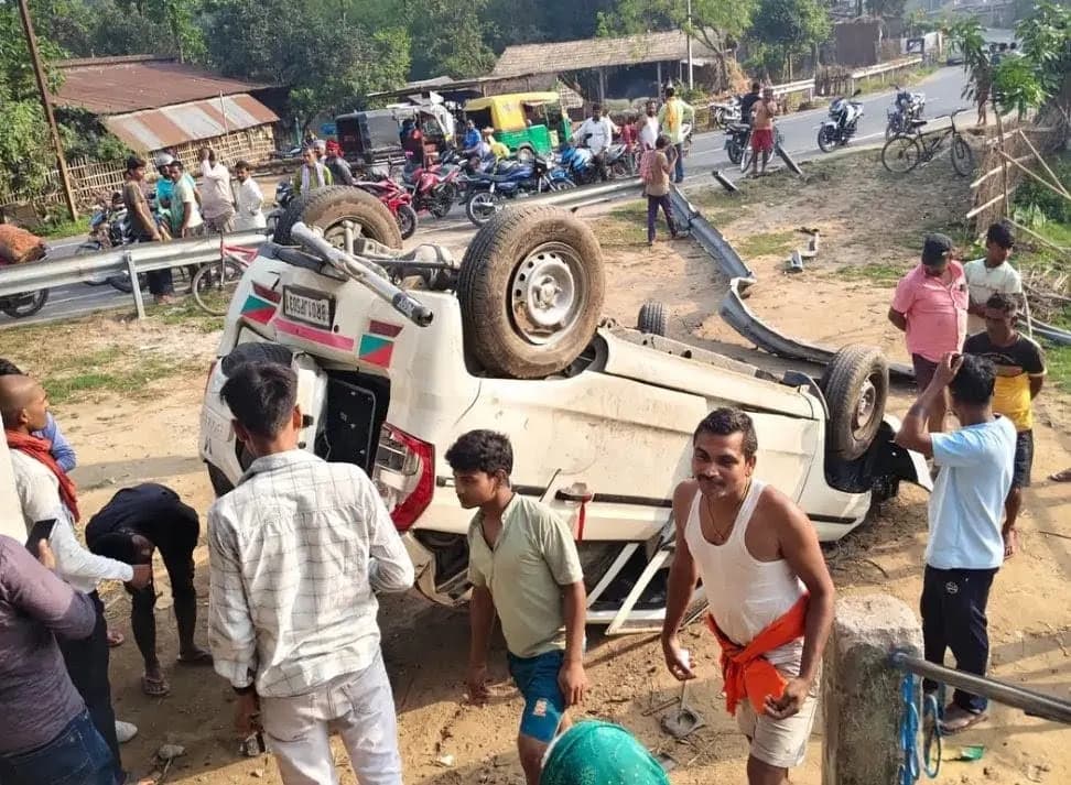 पटएनएच-131 पर अनियंत्रित बोलेरो घर में घुसी, पांच लोग घायलना में पुलिस और अपराधी के बीच मुठभेड़, एक आरोपी घायल