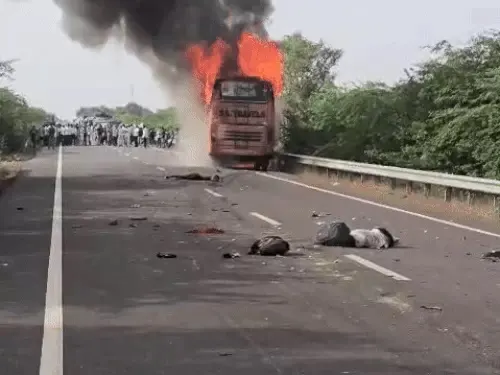 तेज रफ्तार बस ने बाइक सवार दो जातरुओं को कुचला, टंकी फटने से बस में लगी आग
