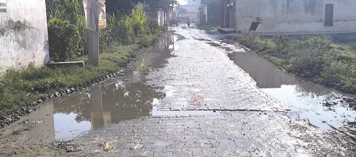 भोवापुर-चमरावल मुख्य मार्ग पर जलभराव से ग्रामीण बेहाल, नालियों के निर्माण की उठी मांग