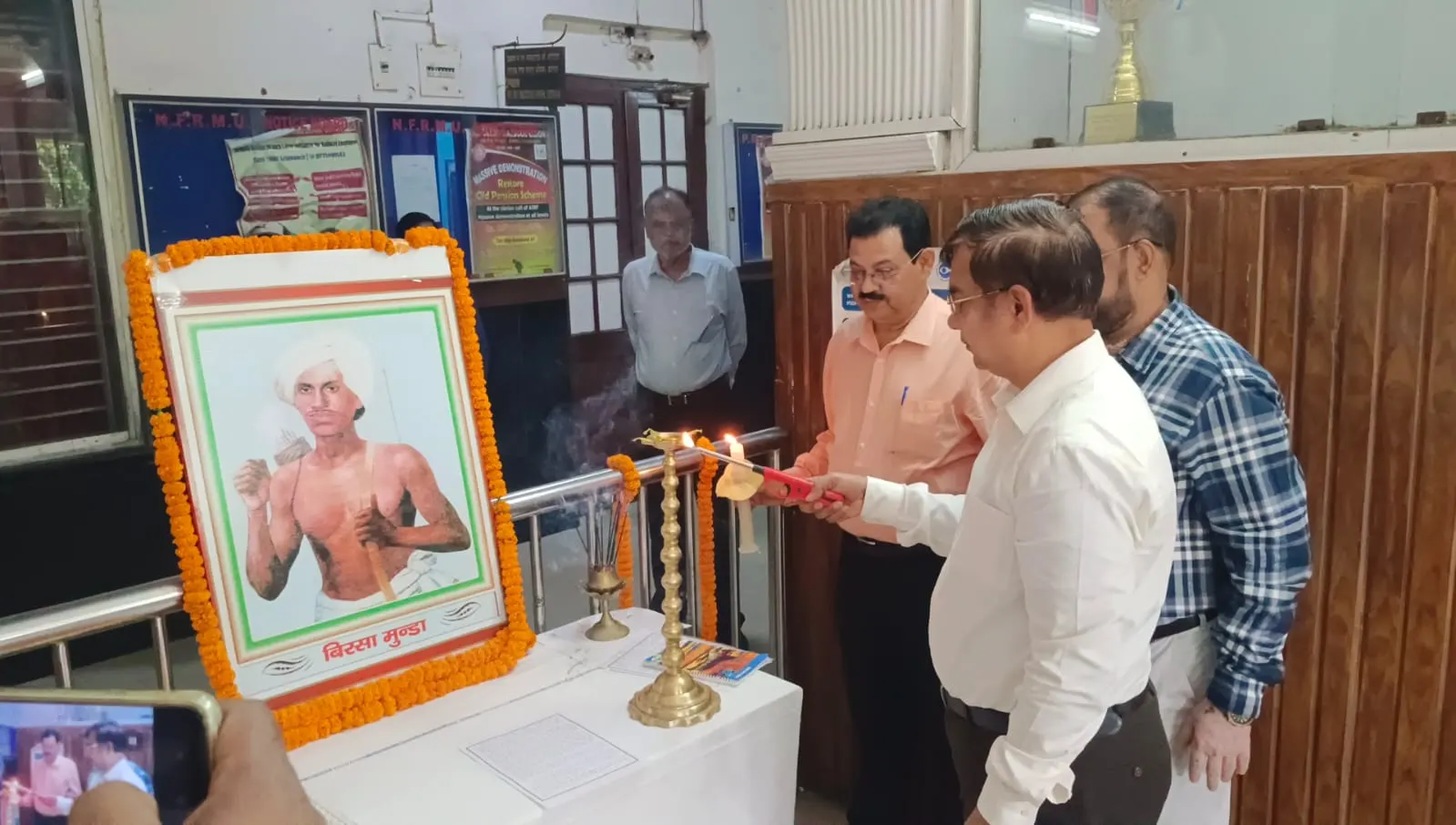कटिहार रेलमंडल में भगवान बिरसा मुंडा की जयंती पर रेलवे कर्मचारियों ने दी पुष्पांजलि
