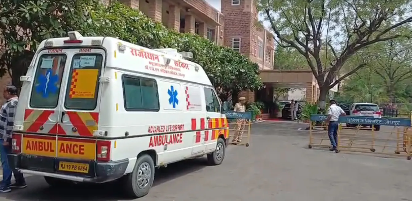 लोडिंग टैक्सी ने ली बाइक सवार दो युवकों की जान, एक घायल