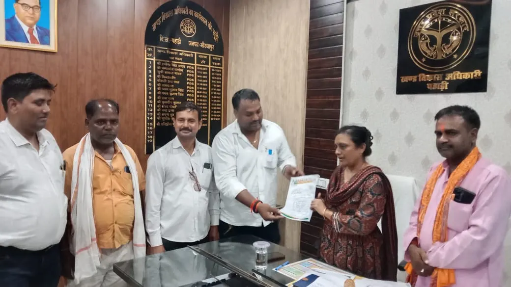 छह करोड़ का मटेरियल भुगतान लंबित, प्रधानों ने बीडीओ सौंपा ज्ञापन