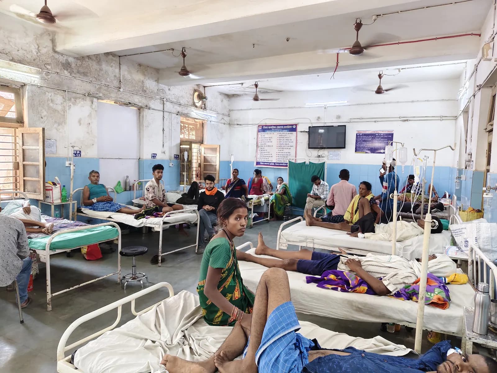 उल्टी-दस्त और डिहाइड्रेशन के मरीज बढ़े, भीषण गर्मी से बिगड़ रही लोगों की सेहत जिला अस्पताल में लगी मरीजों की भीड़