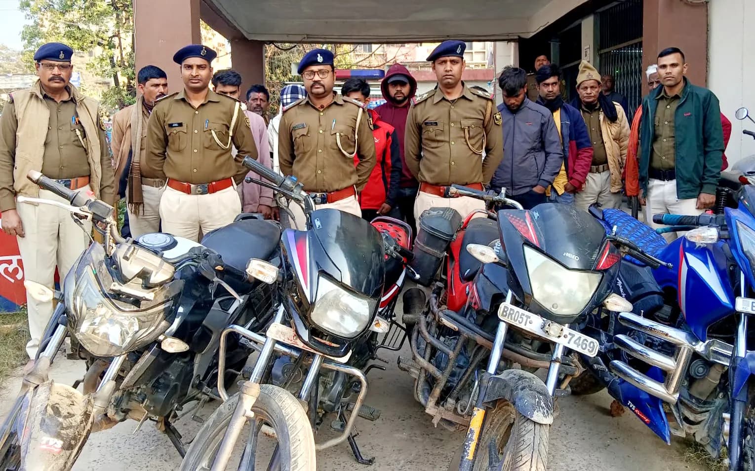 अंतर जिला बाइक चोर गिरोह के 8 सदस्य गिरफ्तार,चोरी के 4 बाइक बरामद