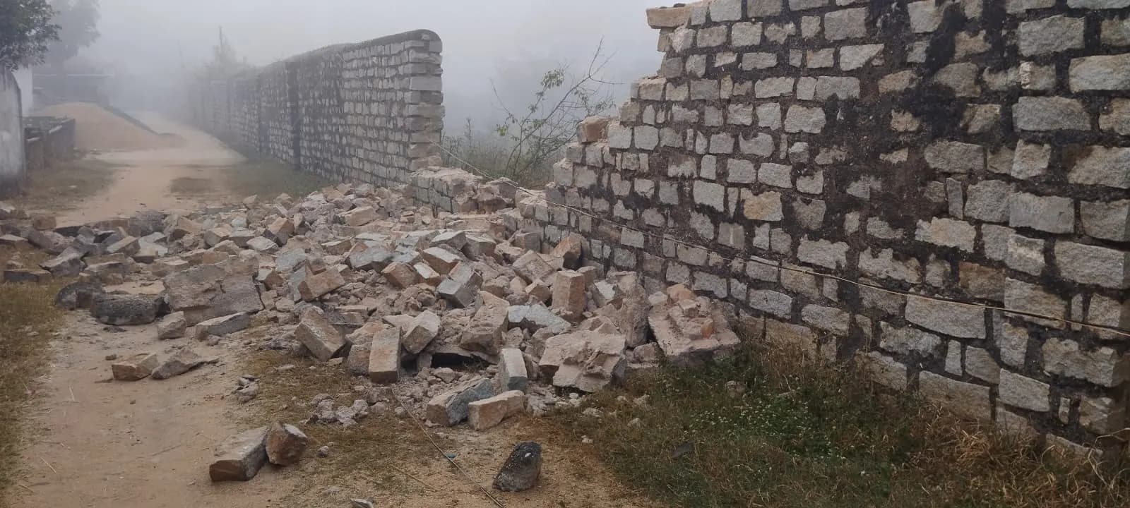 जंगली हाथियों ने तोरपा में मचाया आतंक, संत अन्ना कॉन्वेंट की बाउंड्री वाल को तोड़ा