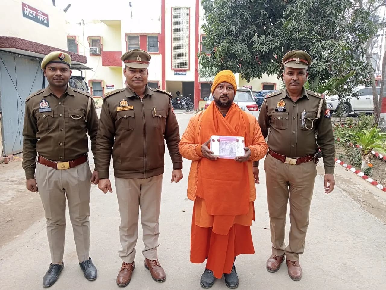 धोखाधड़ी करने वाला ठग बाबा गिरफ्तार, 7 लाख रुपये के सोने के जेवरात बरामद