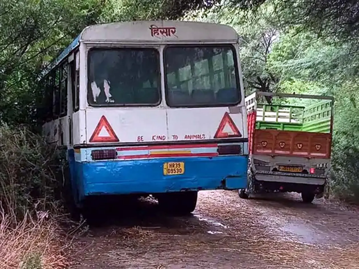 हिसार : गीली पराली पर फिसलकर कीकर से जा टकराई बस, कोई हताहत नहीं