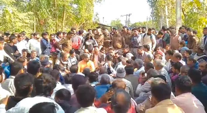 ट्रैक्टर ट्राली ने बाइक सवार दो व्यक्तियों को कुचला