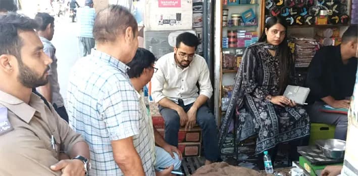 टैक्स चोरी के शक में जीएसटी का शिकंजा, सिगरेट और पटाखा कारोबारियों पर छापा