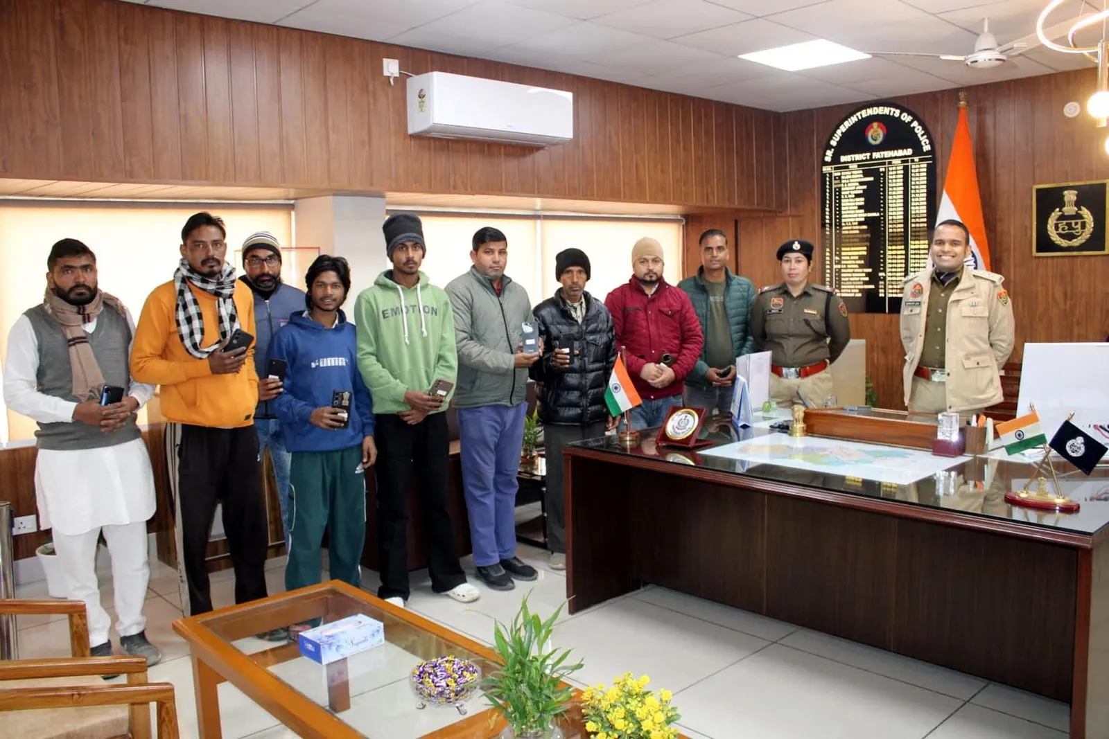 फतेहाबाद पुलिस ने 10 गुम हुए मोबाइल फोन किए रिकवर, एसपी ने मालिकों को सौंपे फोन