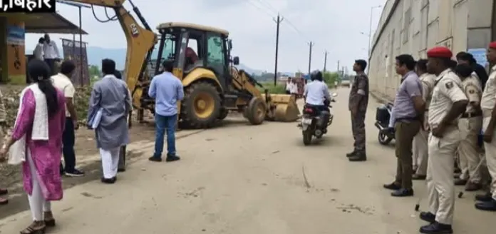 प्रशासन का कड़ा एक्शन: अवैध रूप से बनी 27 दुकानें पर चला बुलडोजर