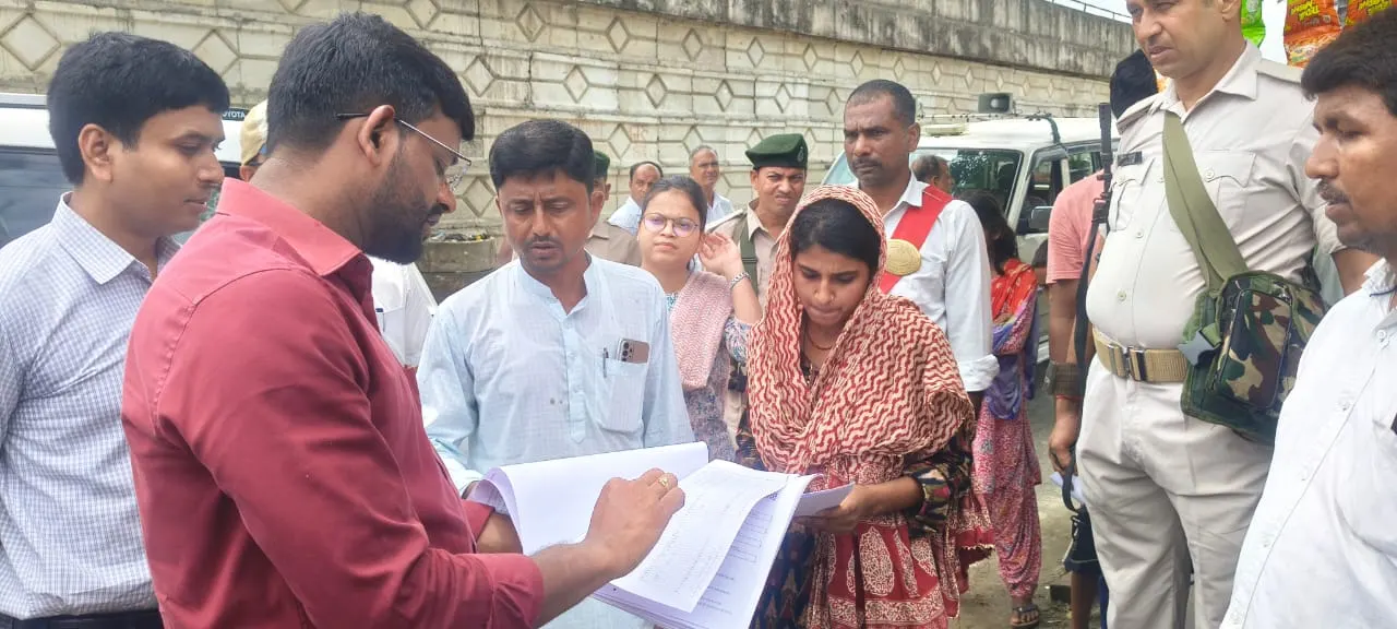 डीएम ने गैयारी में मतदाता सूची विशेष गहन पुनरीक्षण कार्य का लिया फीडबैक