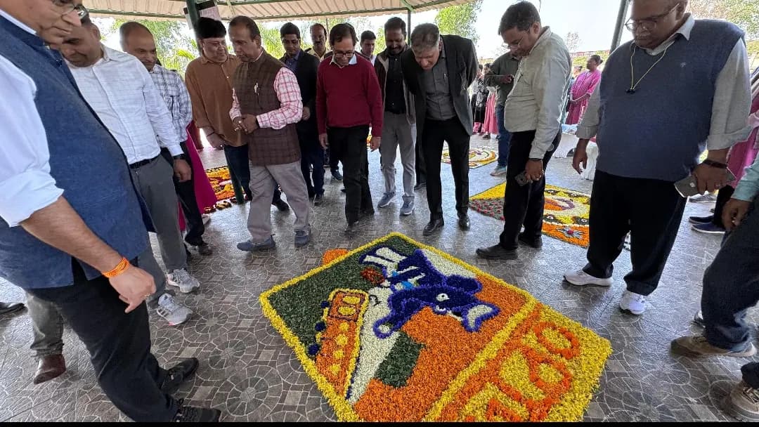 चक्रधरपुर मंडल में सजा रंग-बिरंगा फ्लावर शो, पुष्प-पंखुड़ी रंगोली ने मोहा मन