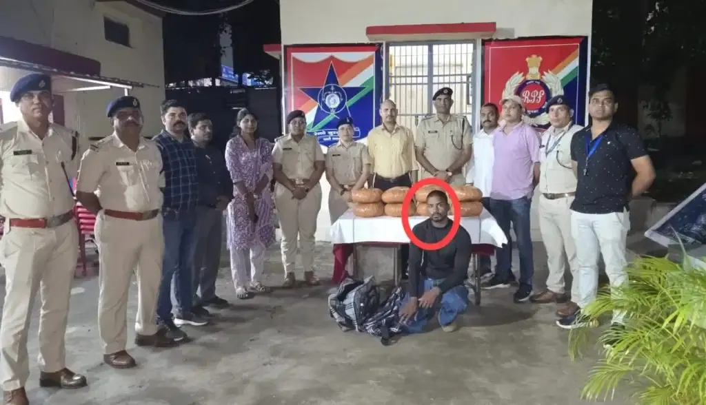 छत्तीसगढ़ के रायपुर रेलवे स्टेशन में चार लाख का गांजा पकड़ाया