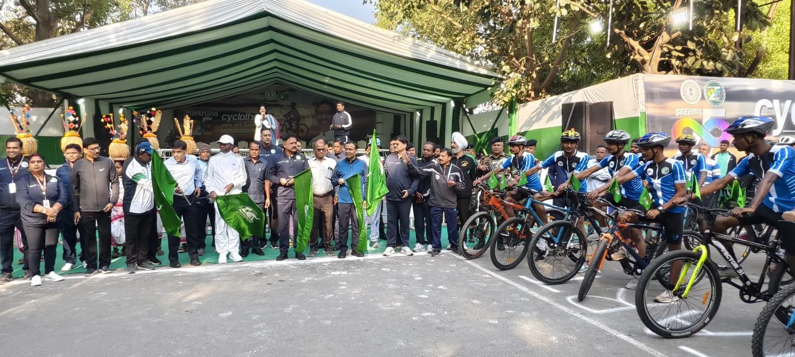 झारखंड स्थापना दिवस: मंत्री सुदिव्य कुमार ने हरी झंडी दिखाकर साइकिल रैली को किया रवाना