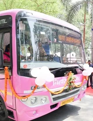 पटना समेत राज्य के पांच जिलों में पिंक बस सेवा की शुरुआत, मुख्यमंत्री ने दिखायी हरी झंडी